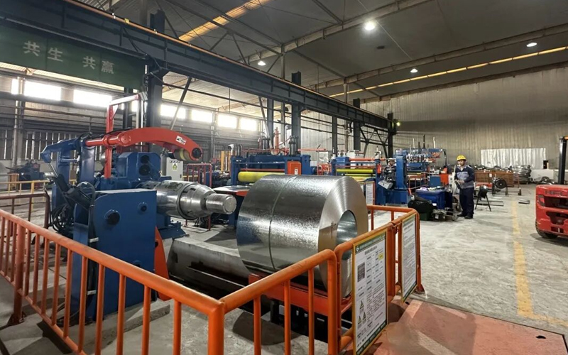 精準(zhǔn)切割，智造未來(lái)——泰州分公司1300型縱剪分條機(jī)成功進(jìn)入試生產(chǎn)，開(kāi)啟降本增效新篇章